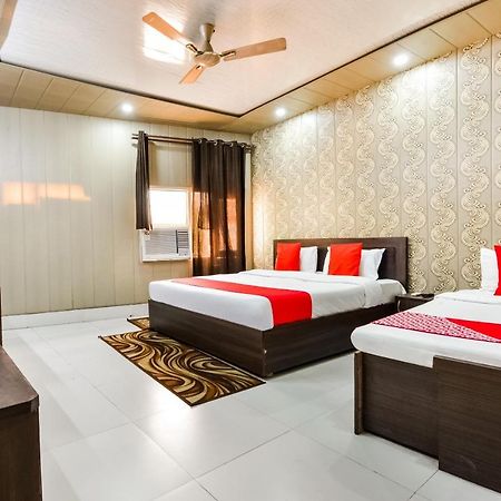Oyo 46152 Hotel Neelam Karnāl Buitenkant foto