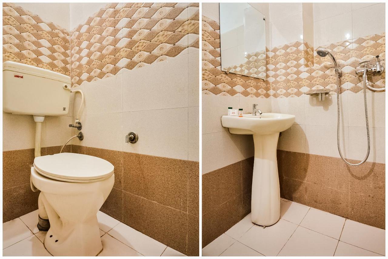 Oyo 46152 Hotel Neelam Karnāl Buitenkant foto