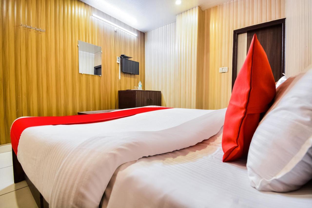 Oyo 46152 Hotel Neelam Karnāl Buitenkant foto