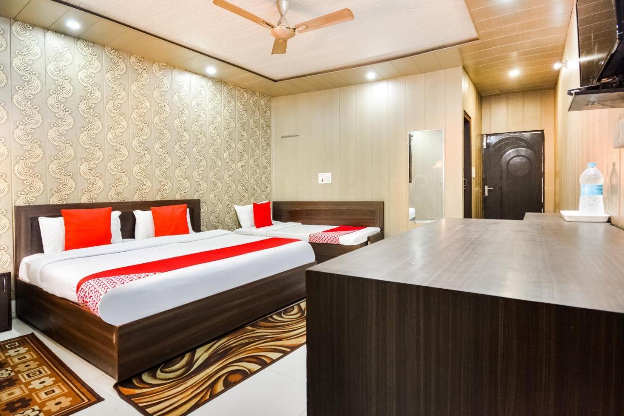 Oyo 46152 Hotel Neelam Karnāl Buitenkant foto