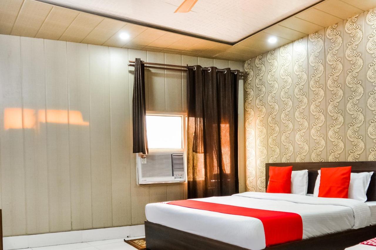 Oyo 46152 Hotel Neelam Karnāl Buitenkant foto