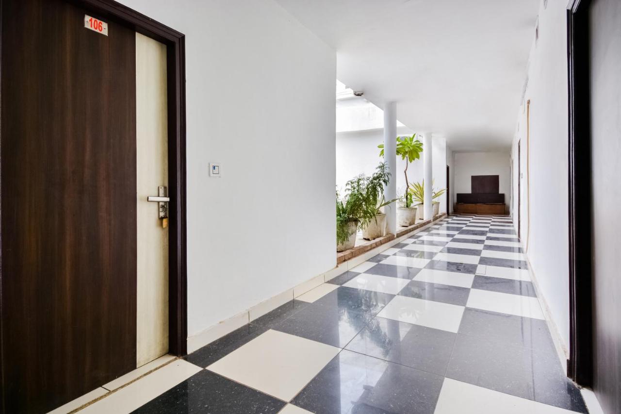Oyo 46152 Hotel Neelam Karnāl Buitenkant foto